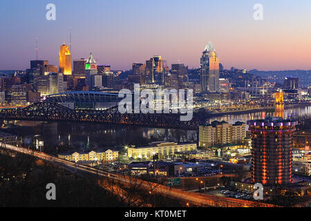 Une vue sur le centre-ville de Cincinnati au crépuscule Banque D'Images