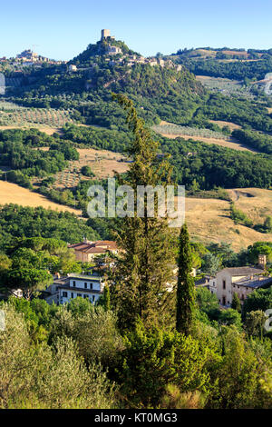 Bagni Vignoni avec Castiglione d'Orcia dans la distance, Val D'Orcia, Toscane, Italie Banque D'Images