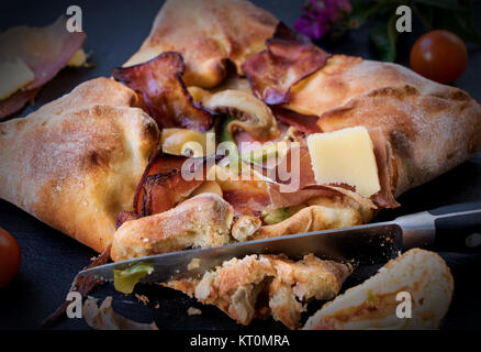 Pizza Calzone Banque D'Images