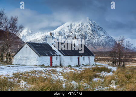 Cottage de Blackrock, Rannoch Moor Buachaille Etive Mor fait une superbe toile de Blackrock chalet à l'entrée de Glencoe, Ecosse, Royaume-Uni Banque D'Images