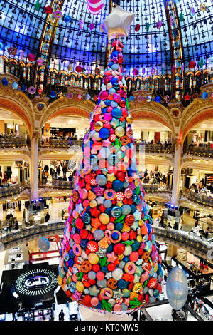 le célèbre dôme en vitrail et les décorations de Noël à l'intérieur du grand magasin Galeries Lafayette Haussmann à Paris, France Banque D'Images