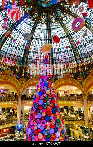 le célèbre dôme en vitrail et les décorations de Noël à l'intérieur du grand magasin Galeries Lafayette Haussmann à Paris, France Banque D'Images