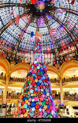 le célèbre dôme en vitrail et les décorations de Noël à l'intérieur du grand magasin Galeries Lafayette Haussmann à Paris, France Banque D'Images