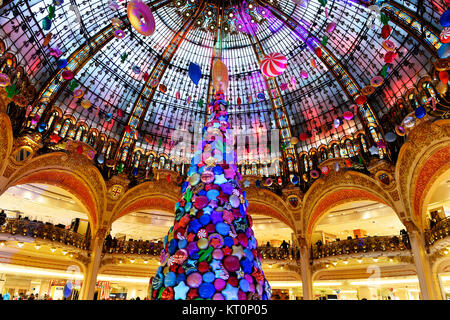 le célèbre dôme en vitrail et les décorations de Noël à l'intérieur du grand magasin Galeries Lafayette Haussmann à Paris, France Banque D'Images