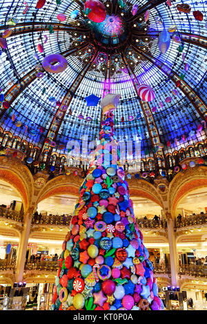 le célèbre dôme en vitrail et les décorations de Noël à l'intérieur du grand magasin Galeries Lafayette Haussmann à Paris, France Banque D'Images