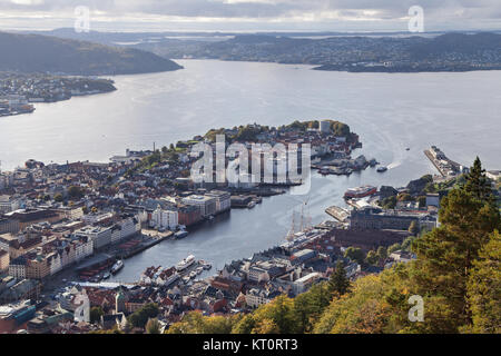 Bergen et le Fjord Byfjorden du mont Floyen, la Norvège. Banque D'Images