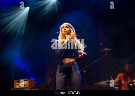 Le groupe de rock citoyen électrique effectue un concert live à Sentrum Scene à Oslo. Ici singer Laura Dolan est vu sur scène. La Norvège, 05/05 2016. Banque D'Images