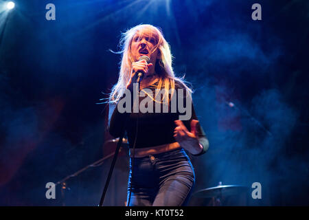 Le groupe de rock citoyen électrique effectue un concert live à Sentrum Scene à Oslo. Ici singer Laura Dolan est vu sur scène. La Norvège, 05/05 2016. Banque D'Images