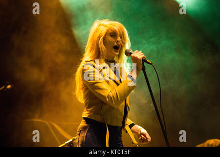 Le groupe de rock citoyen électrique effectue un concert live à Sentrum Scene à Oslo. Ici singer Laura Dolan est vu sur scène. La Norvège, 05/05 2016. Banque D'Images