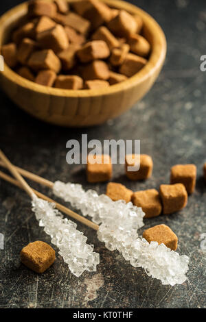 Le sucre cristallisé sur bâton en bois. Banque D'Images