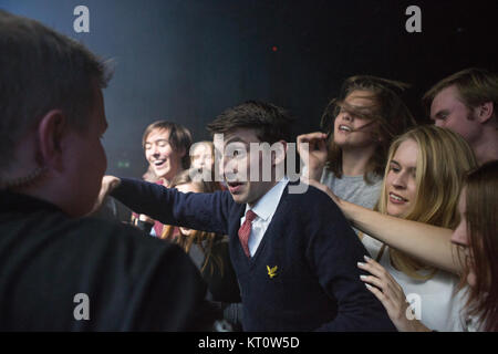 Le groupe punk rock norvégien Honningbarna effectue un concert live au Parkteatret à Oslo. Ici le chanteur Edvard Valberg est vu parmi la foule. La Norvège, 05/10 2016. Banque D'Images