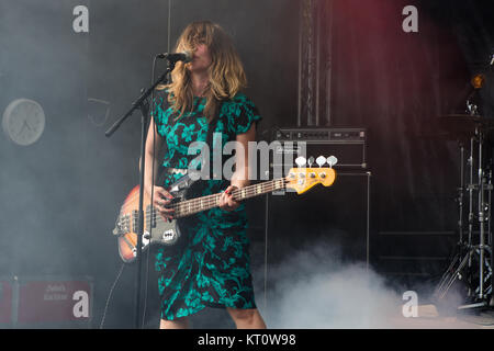 La Norvège, Tonsberg - Juillet 12, 2017. La poste Suédoise-punk band INVSN effectue un concert live au cours de la Norwegian music festival Festival 2017 Slottsfjell. Banque D'Images