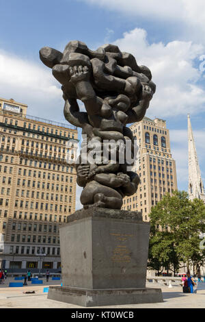 Le gouvernement du peuple, sculpture en bronze de Jacques Lipchitz (1976) Bâtiment Services municipaux Plaza, Philadelphie, Pennsylvanie, USA. Banque D'Images