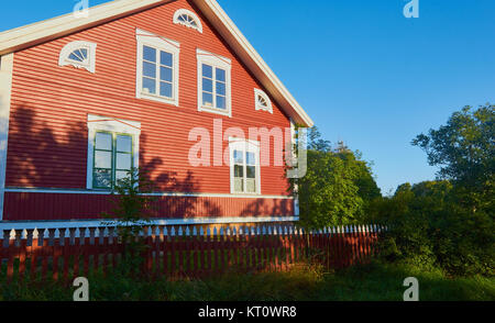 Maison de bois traditionnelle, Graso, Uppland Province, archipel de Stockholm, Suède, Scandinavie. Graso est une île au large de la côte de la province de l'Uppland o Banque D'Images