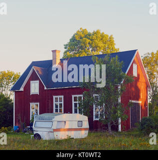 Maison de bois traditionnelle avec toit en tôle ondulée et de caravane, à l'extérieur de la province de l'Uppland, Graso, archipel de Stockholm, Suède, Scandinavie. Graso est Banque D'Images