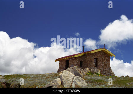 Seaman's Hut, refuge de secours en montagne, le mont Kosciuszko, montagnes enneigées, NSW, Australie Banque D'Images