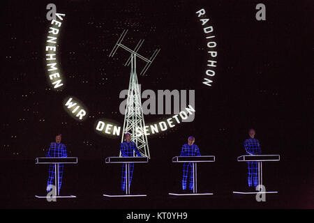 Le légendaire groupe de musique électronique allemand Kraftwerk effectue un concert live Oslo Opera House. Kraftwerk est considéré comme les pionniers de la scène de la musique électronique. La Norvège, 04/08 2016. Banque D'Images