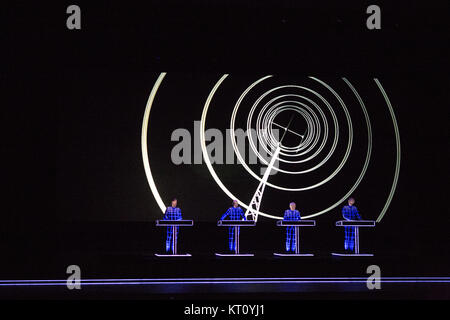 Le légendaire groupe de musique électronique allemand Kraftwerk effectue un concert live Oslo Opera House. Kraftwerk est considéré comme les pionniers de la scène de la musique électronique. La Norvège, 04/08 2016. Banque D'Images