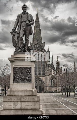 La majestueuse statue de David Livingstone, en face de l'entrée principale de la magnifique cathédrale de Glasgow en Ecosse. Banque D'Images