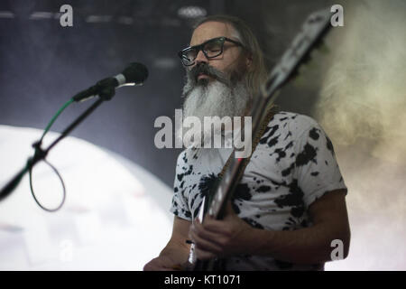 Le groupe de rock psychédélique américain Moon Duo effectue un concert live at Blå à Oslo. Ici chanteur et guitariste Ripley Johnson est vu sur scène. La Norvège, 30-03 2017. Banque D'Images