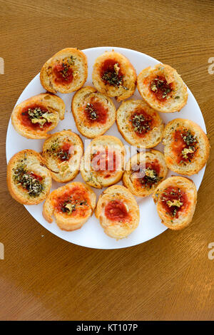 Lumière et de délicieux hors-d'bruschetta à la tomate et origan Banque D'Images