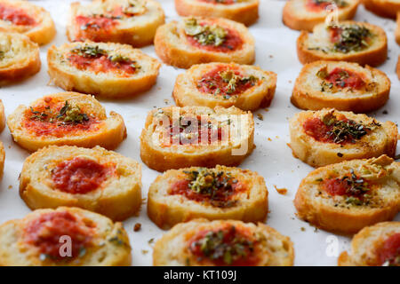 Lumière et de délicieux hors-d'bruschetta à la tomate et origan Banque D'Images