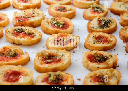 Lumière et de délicieux hors-d'bruschetta à la tomate et origan Banque D'Images