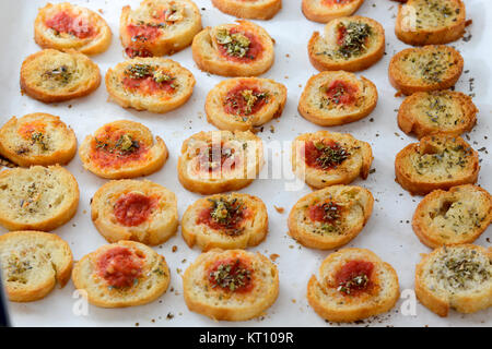 Lumière et de délicieux hors-d'bruschetta à la tomate et origan Banque D'Images