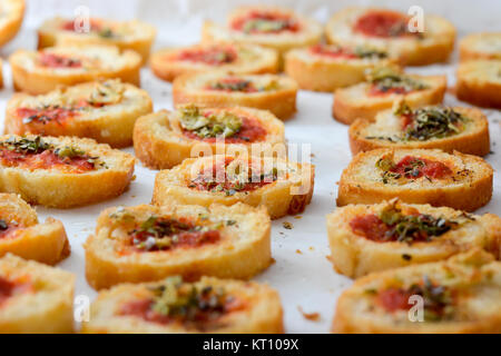 Lumière et de délicieux hors-d'bruschetta à la tomate et origan Banque D'Images