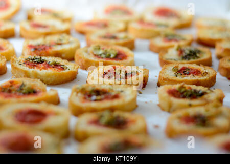 Lumière et de délicieux hors-d'bruschetta à la tomate et origan Banque D'Images