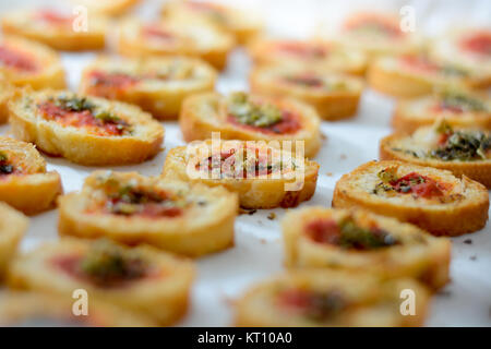 Lumière et de délicieux hors-d'bruschetta à la tomate et origan Banque D'Images