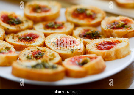 Lumière et de délicieux hors-d'bruschetta à la tomate et origan Banque D'Images