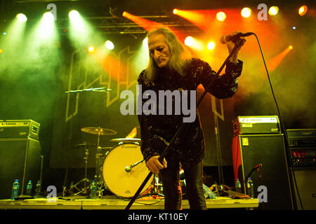 Le groupe de heavy metal américain Pentagram effectue un concert live à Vulkan Arena à Oslo. Ici le chanteur Bobby Liebling est vu sur scène. La Norvège, 11/11 2015. Banque D'Images