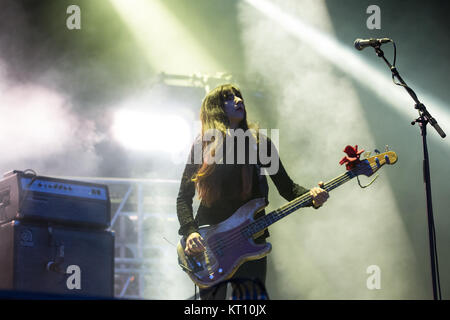 Norvège, Oslo - 11 août, 2017. Le groupe de rock américain Pixies effectue un concert live concert au cours du festival de musique 2017 Øyafestivalen norvégien à Oslo. Bassiste Paz Lenchantin ici est vu sur scène. Banque D'Images