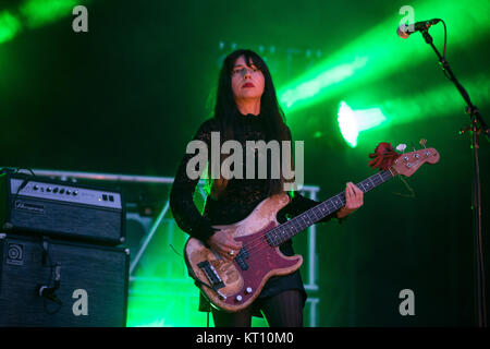 Norvège, Oslo - 11 août, 2017. Le groupe de rock américain Pixies effectue un concert live concert au cours du festival de musique 2017 Øyafestivalen norvégien à Oslo. Bassiste Paz Lenchantin ici est vu sur scène. Banque D'Images