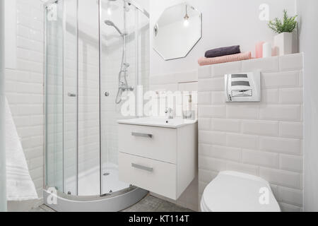 Douche, lavabo et toilettes dans la salle de bains avec carreaux métro blanche Banque D'Images