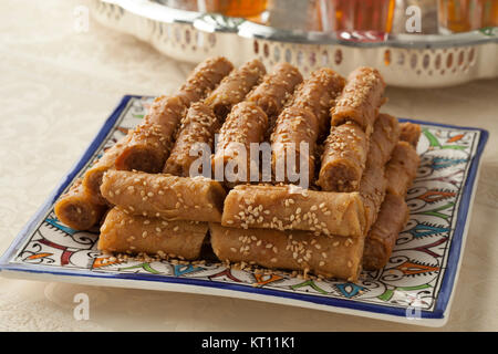 Fête traditionnelle cookies marocains aux graines de sésame et thé à la menthe Banque D'Images