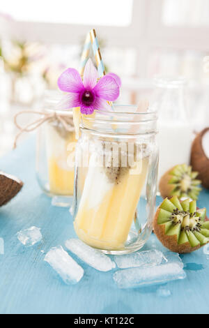 Hausgemachte Eis am Stiel mit Ananas, Kiwi und Kokos Banque D'Images