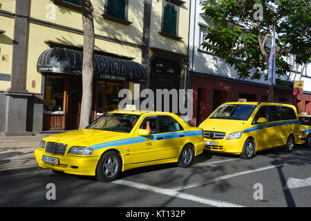 Station de taxi. Des taxis attendent en ligne pour les passagers dans l'Avenida Arriaga, Funchal, Madeira, Portugal Banque D'Images