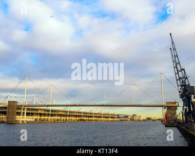 Pont suspendu au-dessus de Royal Victoria Docks et le front de l'Excel London - Londres, Angleterre Banque D'Images