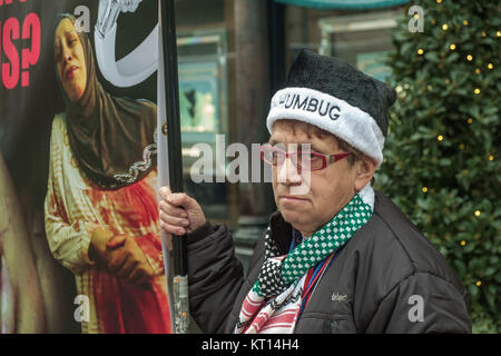 Une femme est titulaire d'une bannière à la London protester contre Tiffany la vente de "diamants du sang" du groupe Steinmetz qui a financé l'armée israélienne de la Brigade Givati, accusé de crimes de guerre. Banque D'Images