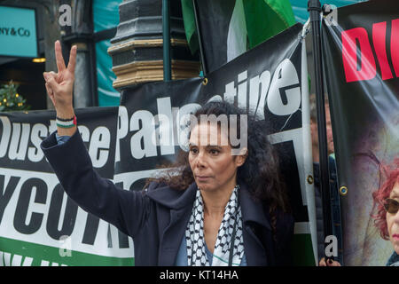 Une femme dans un keffieh donne un 'V' signe à Londres protester contre Tiffany contre la vente de "diamants du sang" du groupe Steinmetz qui a financé l'armée israélienne de la Brigade Givati, accusé de crimes de guerre. Banque D'Images