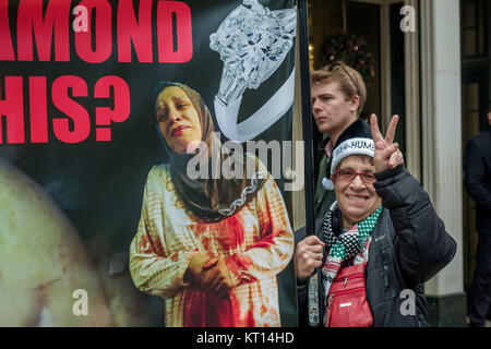 Une femme donne un 'V' signe à Londres protester contre Tiffany contre la vente de "diamants du sang" du groupe Steinmetz qui a financé l'armée israélienne de la Brigade Givati, accusé de crimes de guerre. Banque D'Images