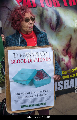 Une femme est titulaire d'une affiche 'Tiffany & Co. diamants du sang" à Londres protester contre la vente de "diamants du sang" du groupe Steinmetz qui a financé l'armée israélienne de la Brigade Givati, accusé de crimes de guerre. Ils sont les principaux fournisseurs de Tiffany. Banque D'Images