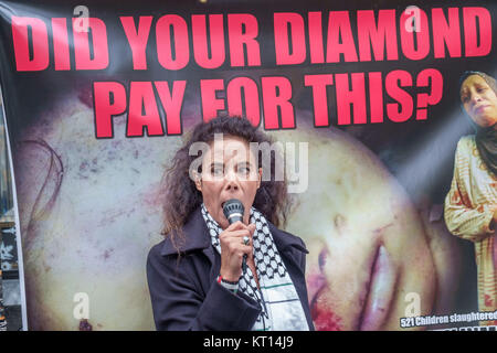 Un orateur à la manifestation de Londres explique pourquoi ils protestent à Tiffany. Les diamants qu'ils vendent sont "diamants du sang" du groupe Steinmetz qui a financé l'armée israélienne de la Brigade Givati, accusé de crimes de guerre. Banque D'Images