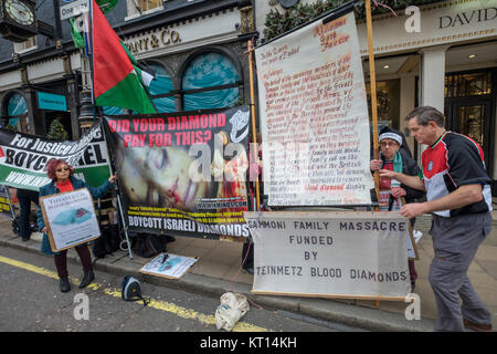 Une bannière à la London protester contre la vente de "diamants du sang" du groupe carroes Steinmetz une copie de la lettre l'Saumoni la famille a écrit la reine après la Brigade Givati tués 29 d'entre eux de sang-froid. Banque D'Images