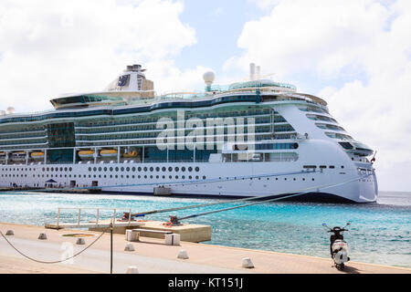 Bateau de croisière et moto Banque D'Images