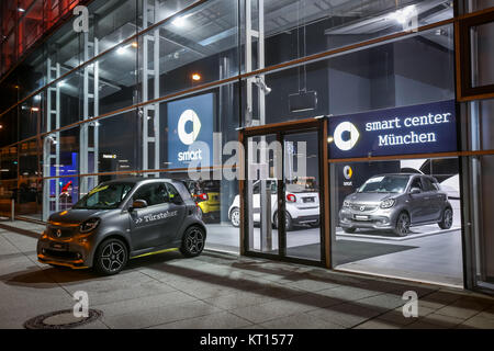 MUNICH, ALLEMAGNE - le 11 décembre 2017 : une voiture Smart Smart exposé au centre en face de la concession Mercedes Benz building at night à Munich, Germ Banque D'Images