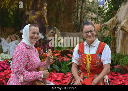 Deux musiciens folk posant pour l'appareil photo avec une scène de la nativité dans l'arrière-plan, l'Avenida de Arriaga, Funchal, Madeira, Portugal Banque D'Images