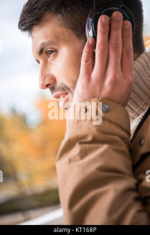 Beau jeune homme des écouteurs Banque D'Images